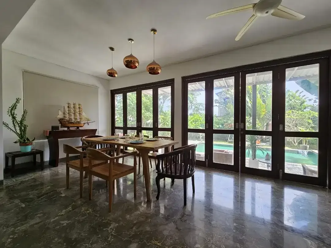 Astonishing Colonial Design Villa 5 Bedrooms near Tumbakbayuh For Sale Now - FREEHOLD - Image 2 of 10