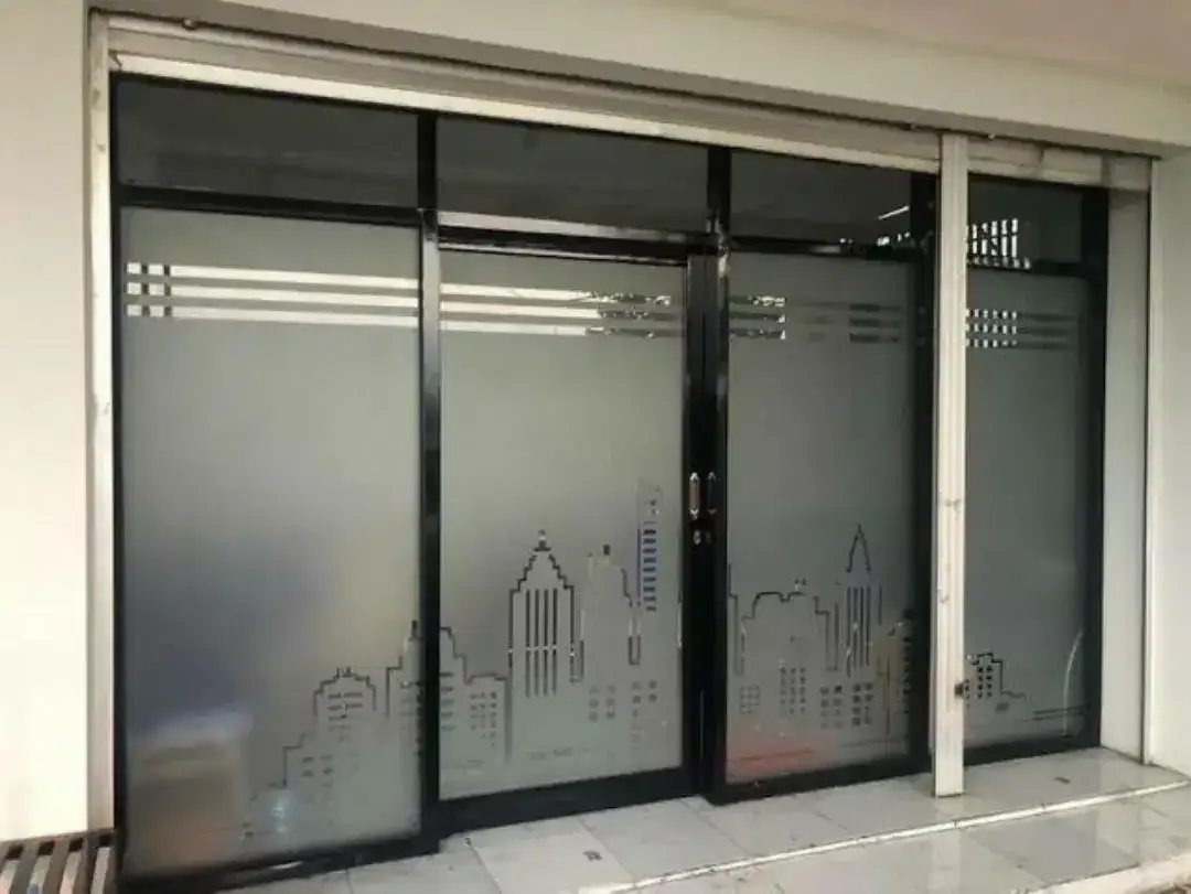Praktis pasang stiker sanblas dan kaca film dikamar tidur - Image 1 of 1