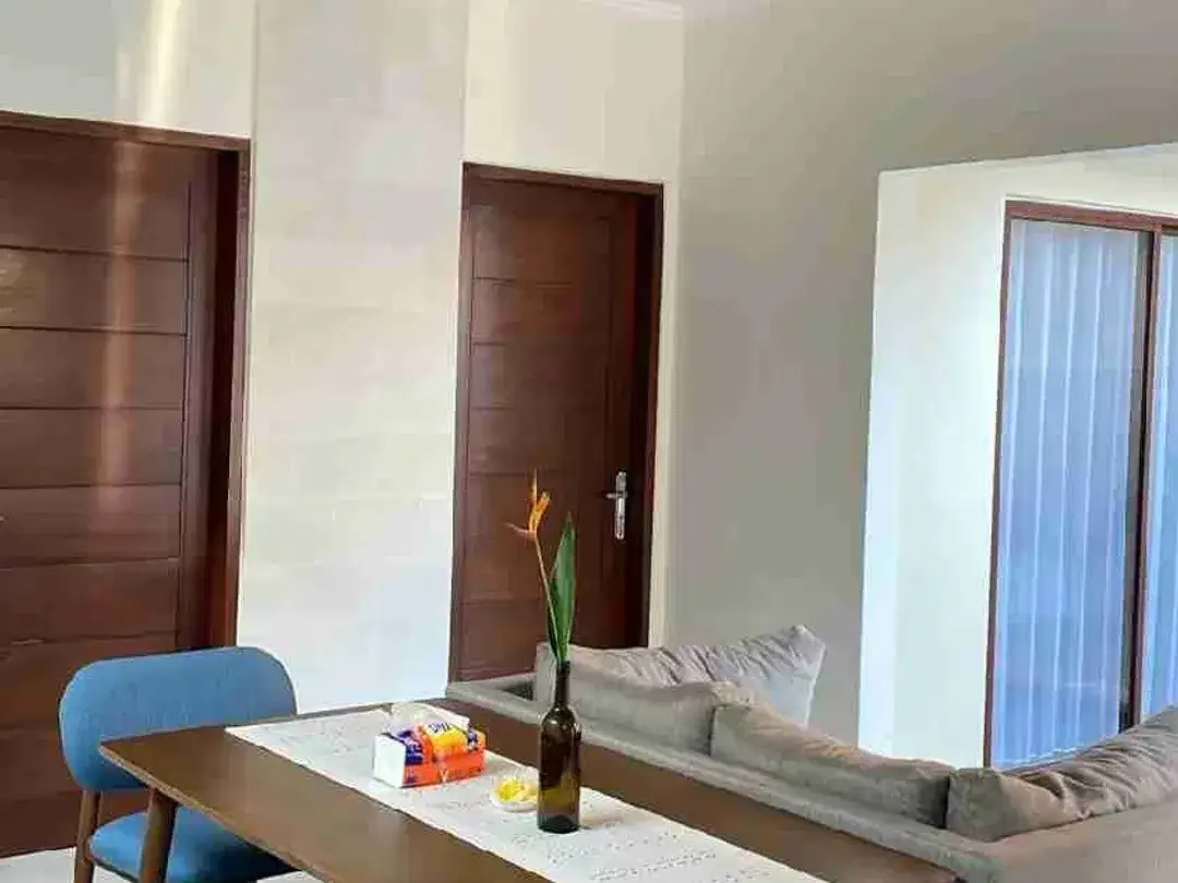 DIJUAL RUMAH SEMI VILLA 2BR DI KOMPLEK PERUMAHAN UNGASAN ADA POOL, FULLY FURNISHED SIAP HUNI - Image 4 of 10
