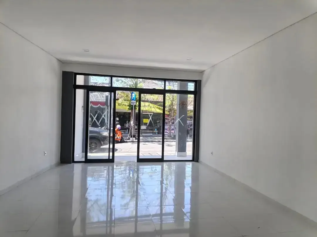 TOKO BRAND NEW DISEWAKAN DI JALAN RAYA LEGIAN - LOKASI PRIME - Image 1 of 5