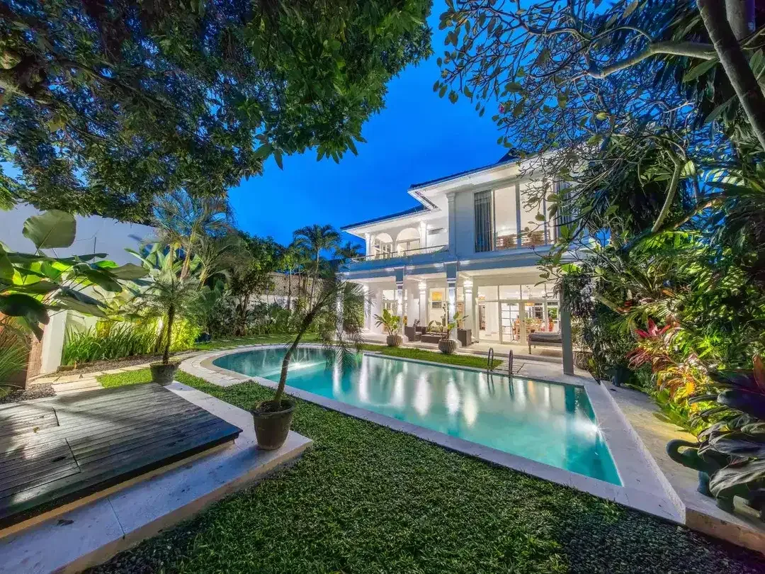 LUXURY CLASSICAL MODERN IN PRIME LOCATION A HEART OF SEMINYAK BALI - Image 1 of 10