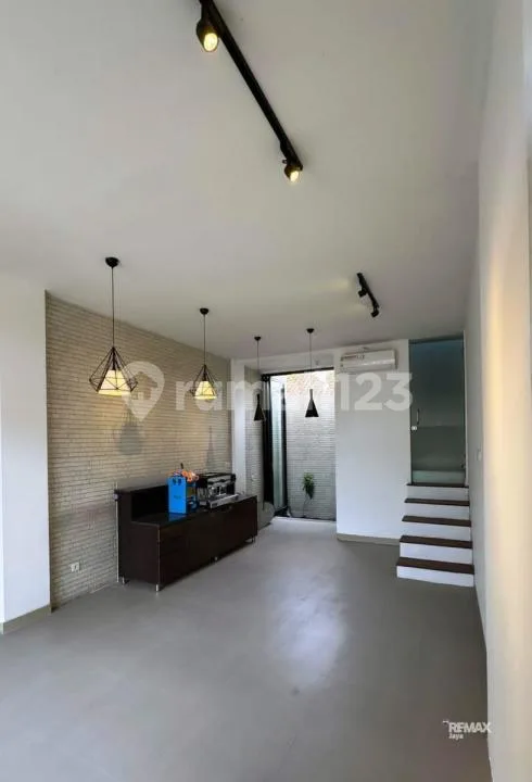 Ruko Lokasi Ramai dan Strategis, Dijual di Renon. - Image 1 of 4