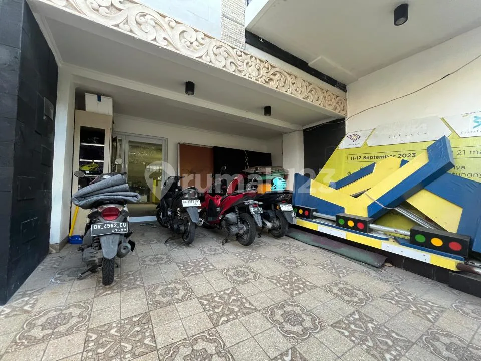 Rumah Nyaman 3 Lantai di Pusat Kota Denbar One Gate System - Image 2 of 4