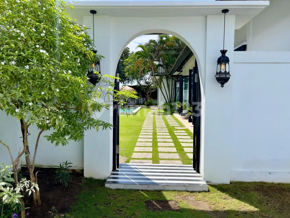 Price Drop Villa Luxury Tropical Canggu Dekat Batu Bolong Beach - Image 2 of 4