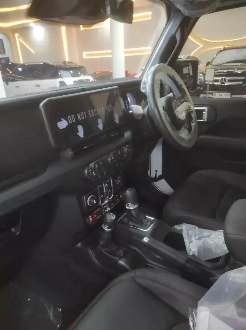 Jeep rubicon JL 2.0 AT turbo 4x4 putih - Image 8 of 8