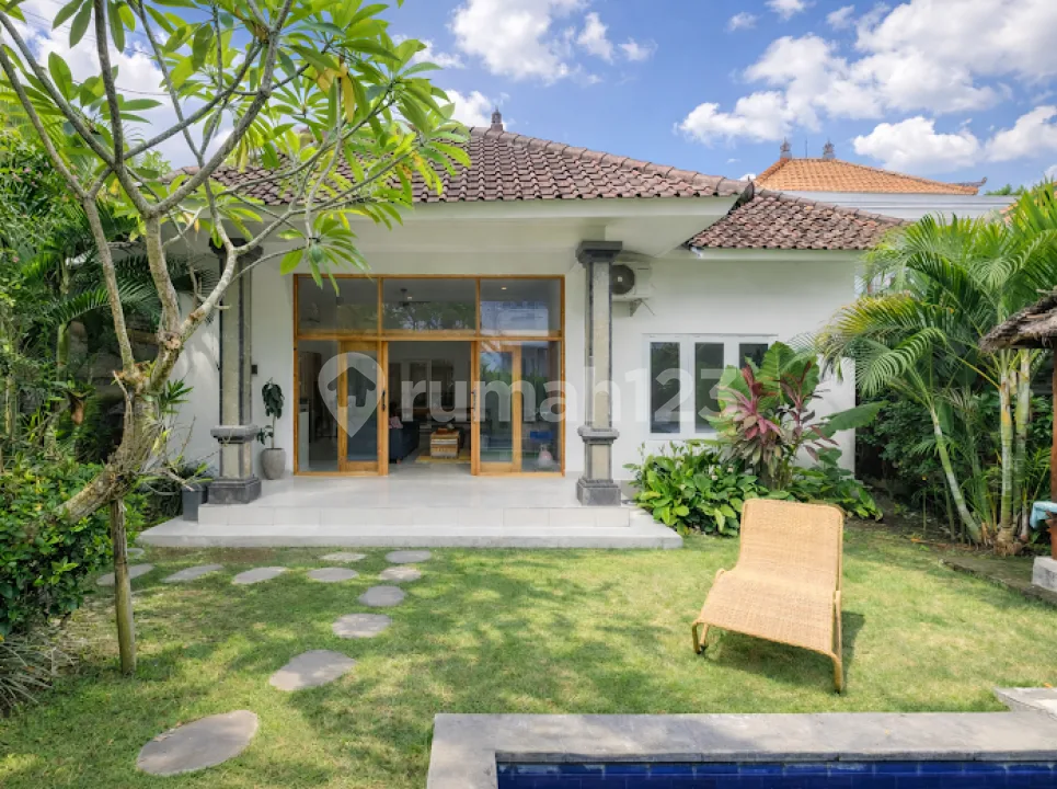Villa 3 Kamar di Padang Linjong dengan Taman Luas 4 Mnt ke Pantai - Image 1 of 4