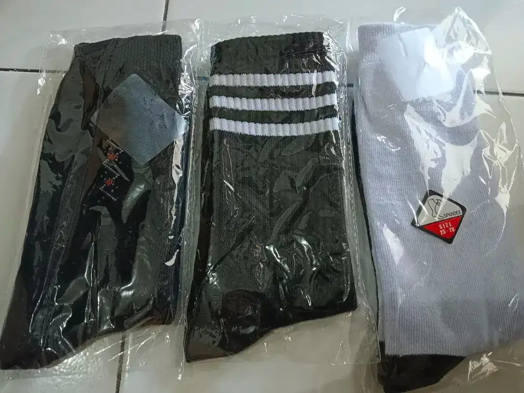 10rb Dijual Cepat Kaos Kaki Bahan Cotton Terry Ada Warna Hitam & Putih - Image 1 of 1