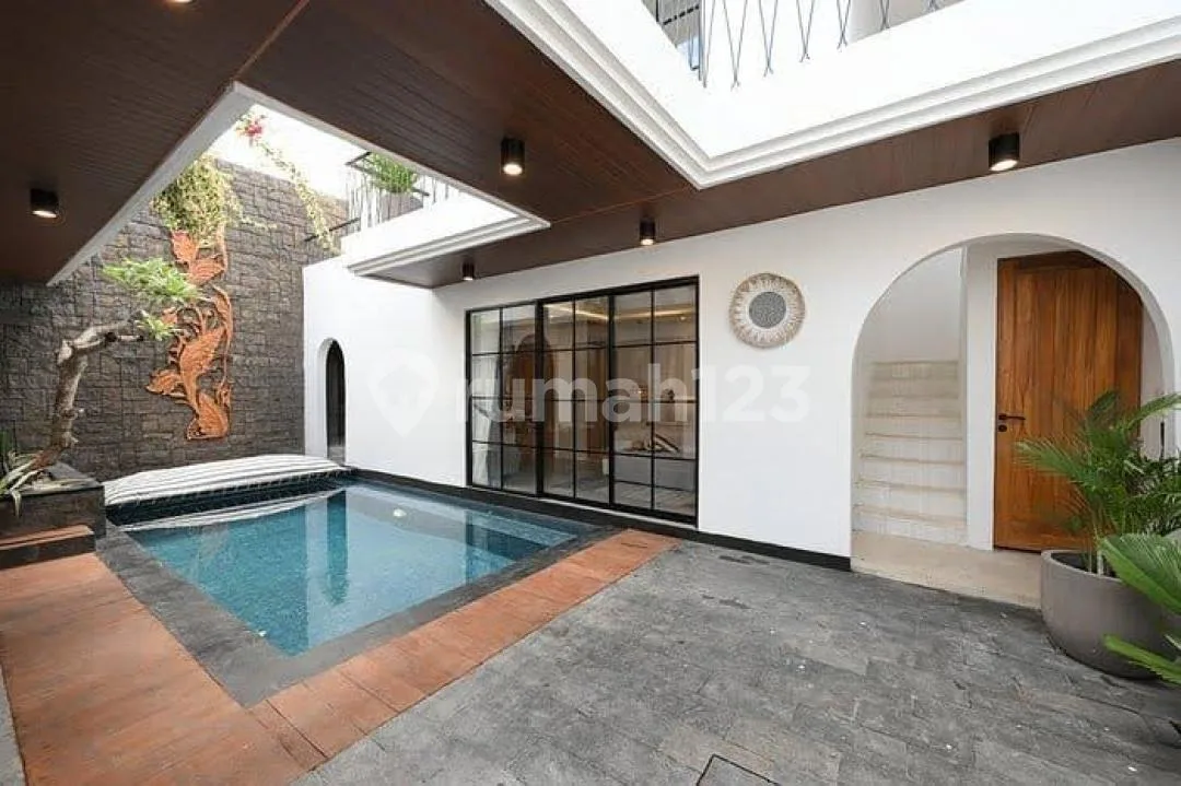 Dijual Kompleks Villa Mewah Gaya Modern di Pusat Canggu - Bali - Image 1 of 4