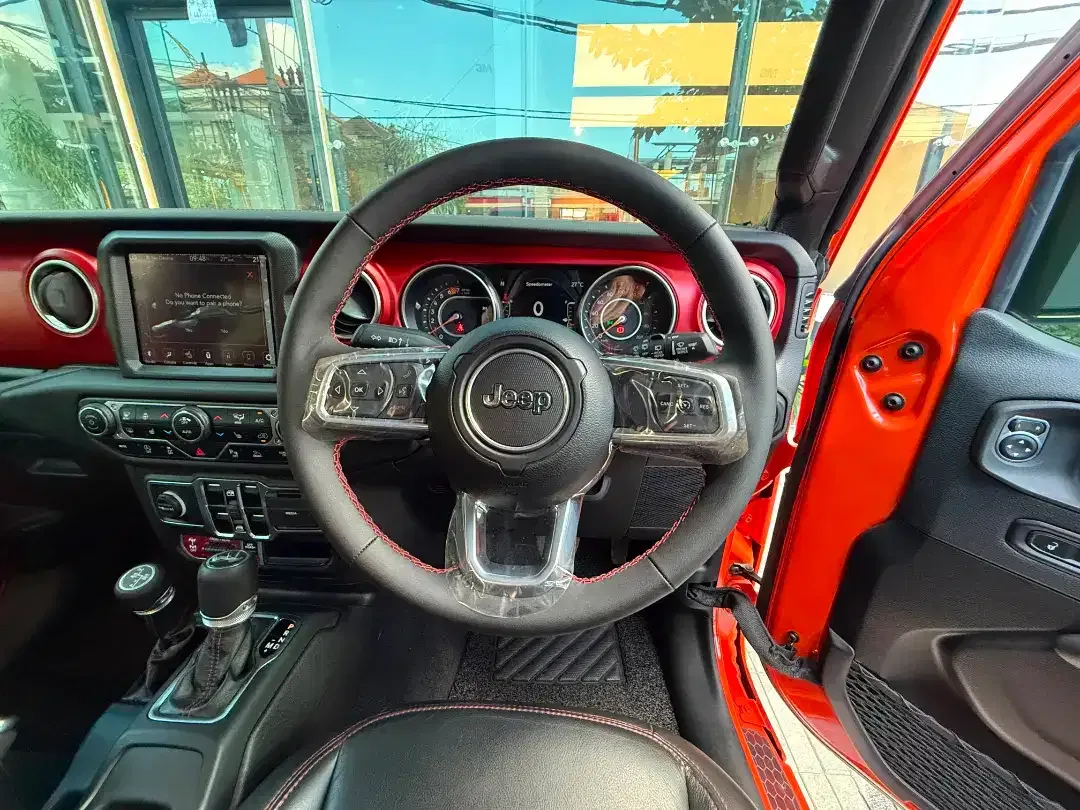 Jeep Rubicon JL 2.0L Sky One Touch 2023 - Image 5 of 10