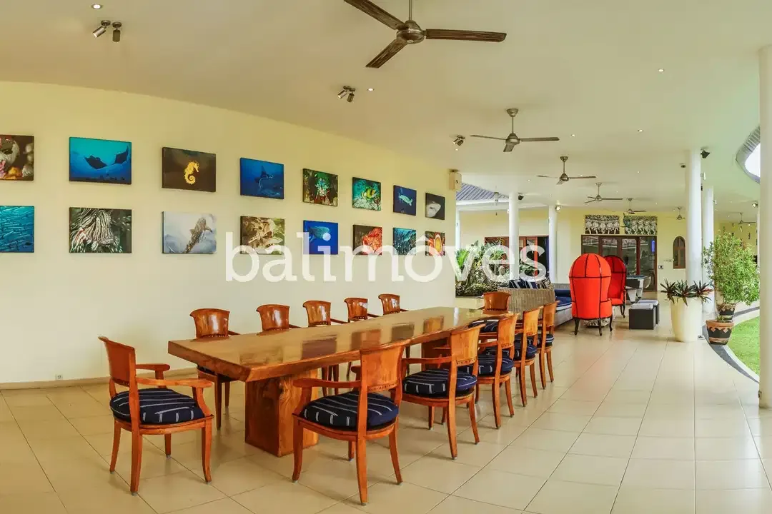 Villa Lima Kamar Tidur Dengan Taman Yang Luas Di Sanur - Image 2 of 10
