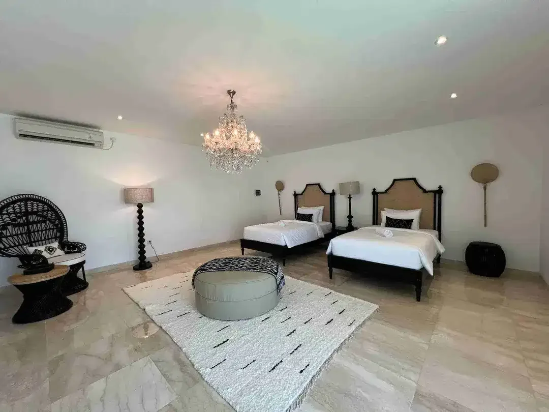 Luxury Villa Komersial Mewah 150 Meter ke Pantai Seminyak - Image 3 of 10