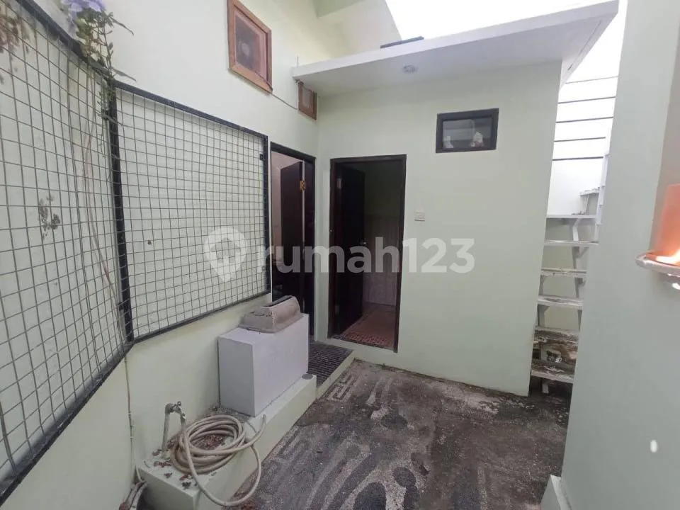 Rumah Semi Furnished Lingkungan Tenang Taman Sari Kerobokan, Bali - Image 1 of 4