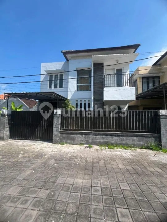Pab794 Disewakan Rumah Minimalis Modern Baru Renovasi di Renon - Image 1 of 4