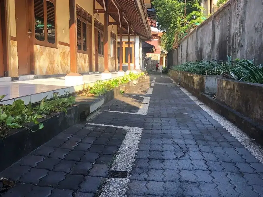 TANAH PREMIUM BONUS BANGUNAN EX HOTEL BINTANG 3 DI JL RAYA LEGIAN DEKAT PANTAI KUTA - Image 10 of 10