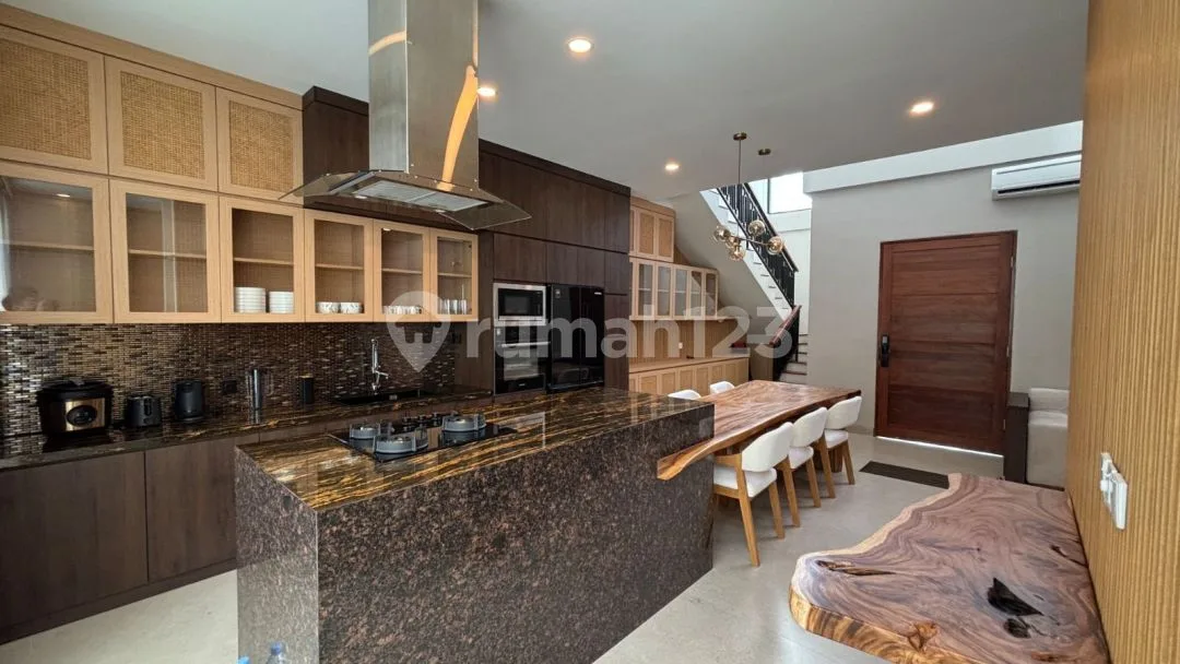 Dijual Rumah Mewah Furnished Akses Mudah di Seminyak Bali - Image 4 of 4