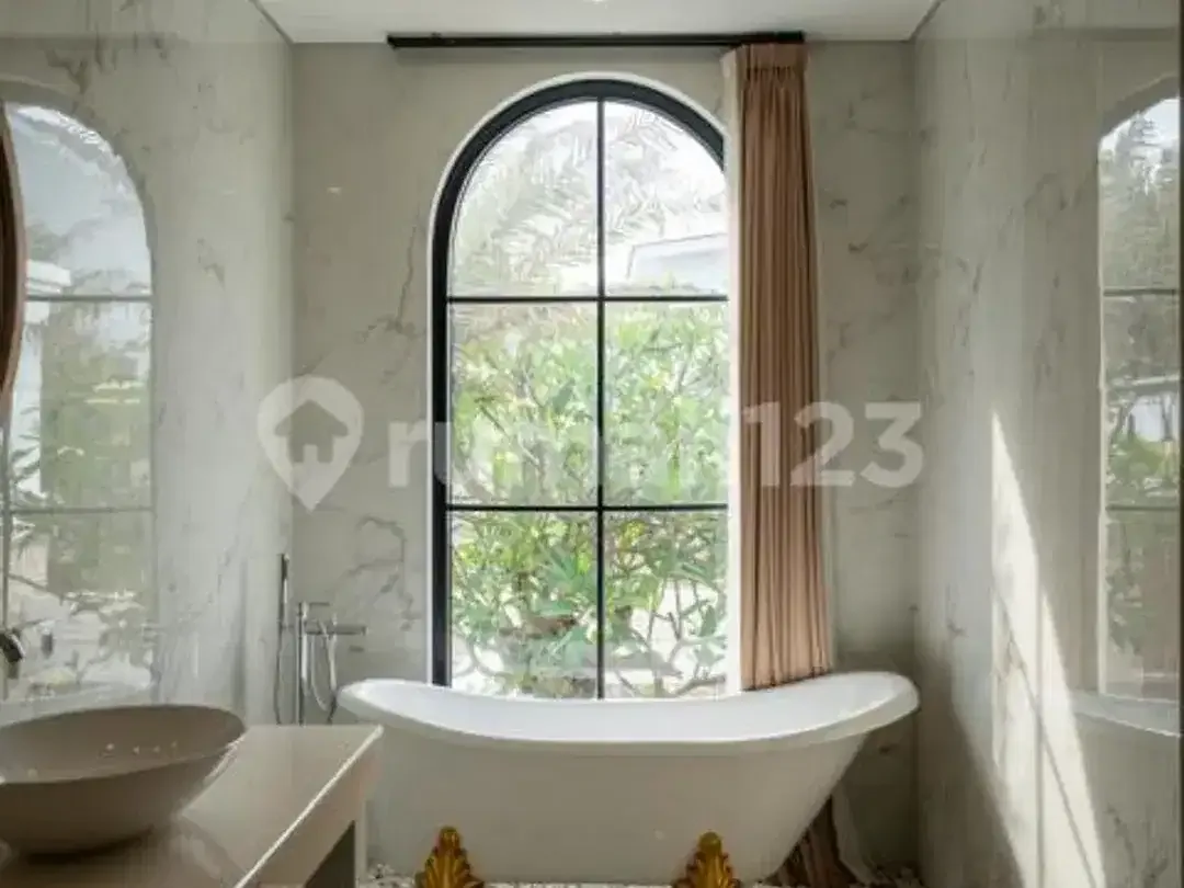 Villa Tropical Modern One Gate System Siap Huni Lokasi Munggu Dekat Canggu - Image 4 of 5