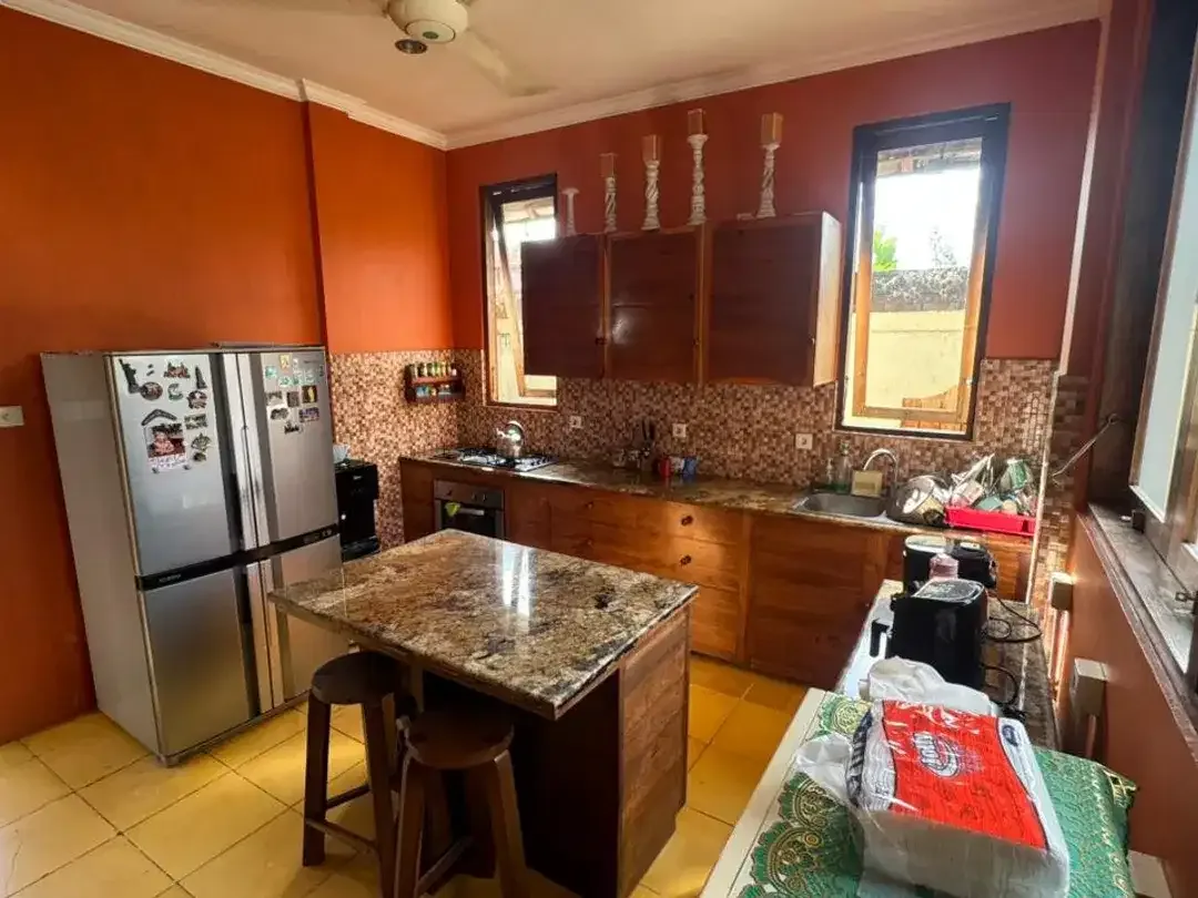 DIJUAL VILLA BIG GARDEN DI SANUR   Villa nyaman dengan taman luas, berlokasi di kawasan Tunggak Bingin, Sanur, berada di lingkungan perumahan dan vill - Image 2 of 10