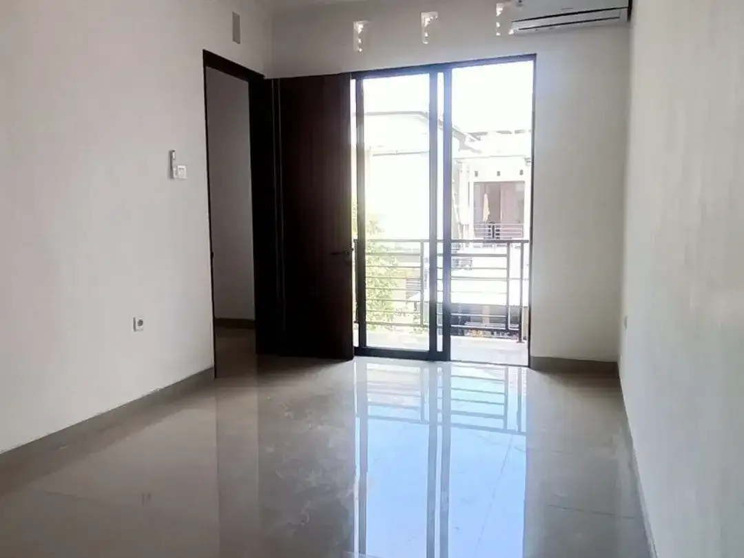 Dijual Rumah Siap Huni di Lokasi Strategis - Semi-Furnished! - Image 3 of 10