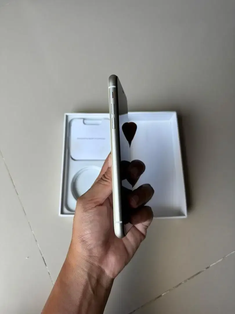 iPhone 11 64GB White inter - Image 5 of 8