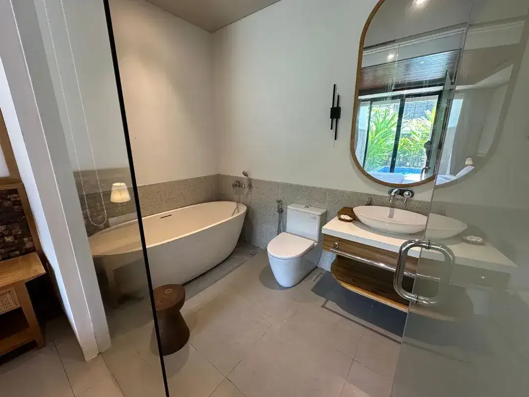 Dijual Villa Tropical Modern Seaside One Gate System LT 120m2 KT 3 jalan Kayu Tulang Canggu dekat Pepito Batubolong - Image 7 of 10