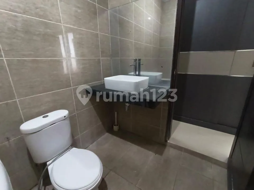 Rumah Siap Huni Berlokasi Strategis Dekat Mall - Image 2 of 4
