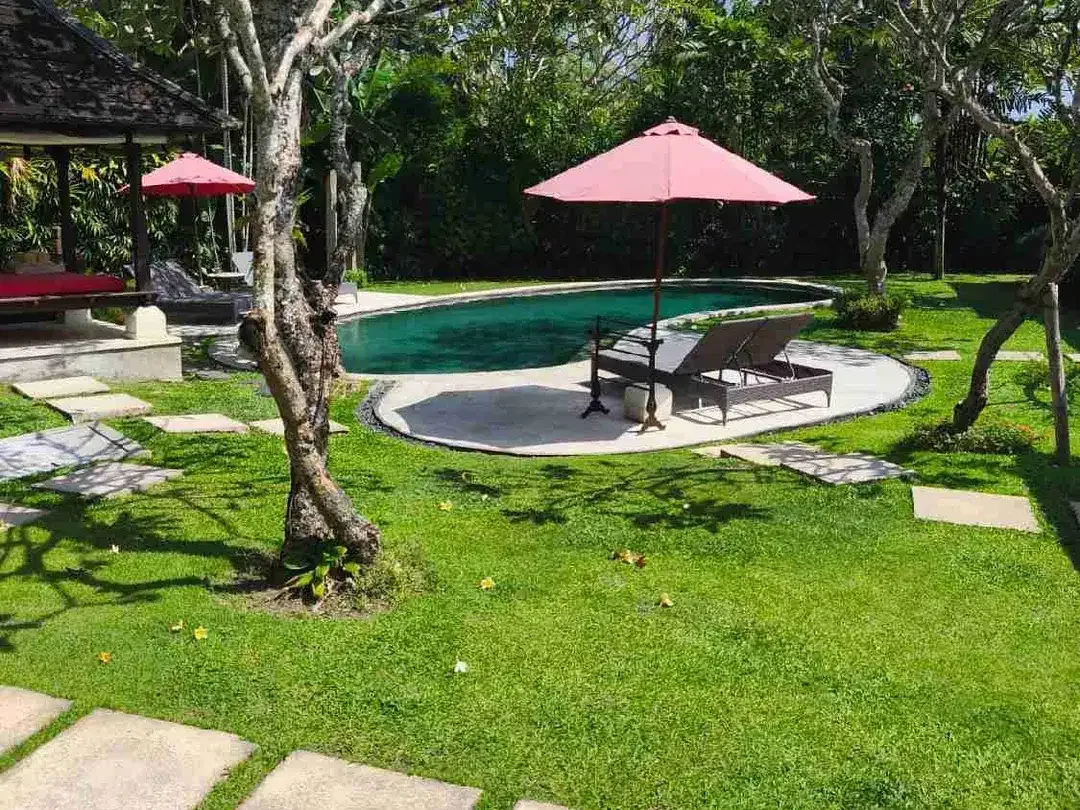 VILLA CLASSIC LUAS, 100 METER DARI PANTAI BATU BOLONG - Image 1 of 10