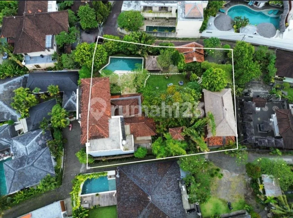 Balinese Style Villa 5 Bedrooms 1250M2- Batan Kangin Berawa Canggu - Image 1 of 4