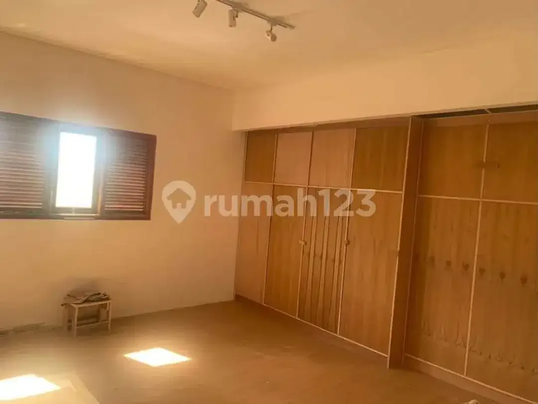 Rumah Baru Tiga Lantai di Kawasan Premium Denpasar Barat - Image 7 of 10