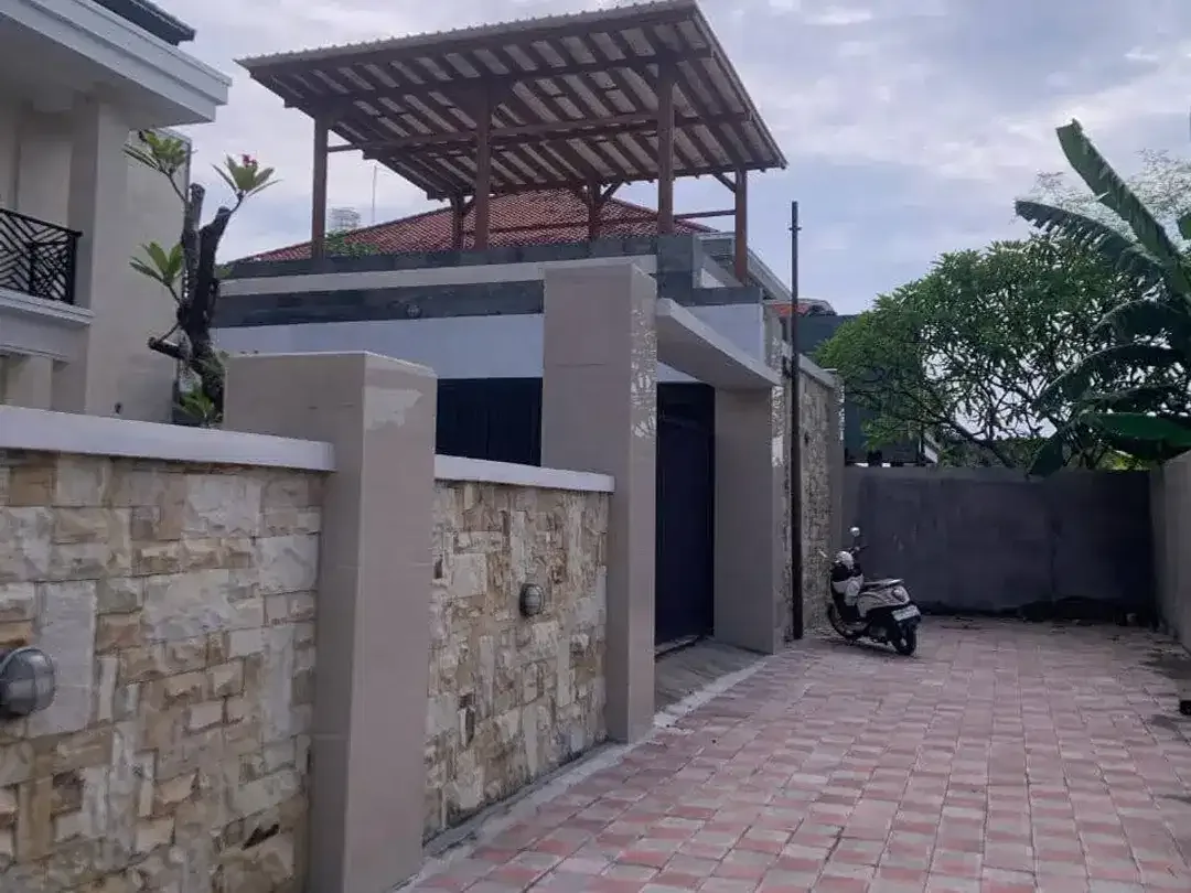 RUMAH SEMI VILLA DI JL PULAU ADI TEUKU UMAR DENPASAR - Image 2 of 9