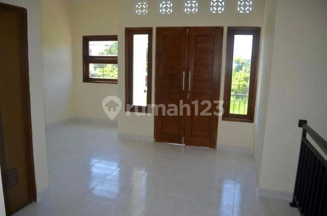 Rumah Unfurnished 2 Lantai dengan 4 Kamar Tidur Disewakan di Renon - Image 2 of 4