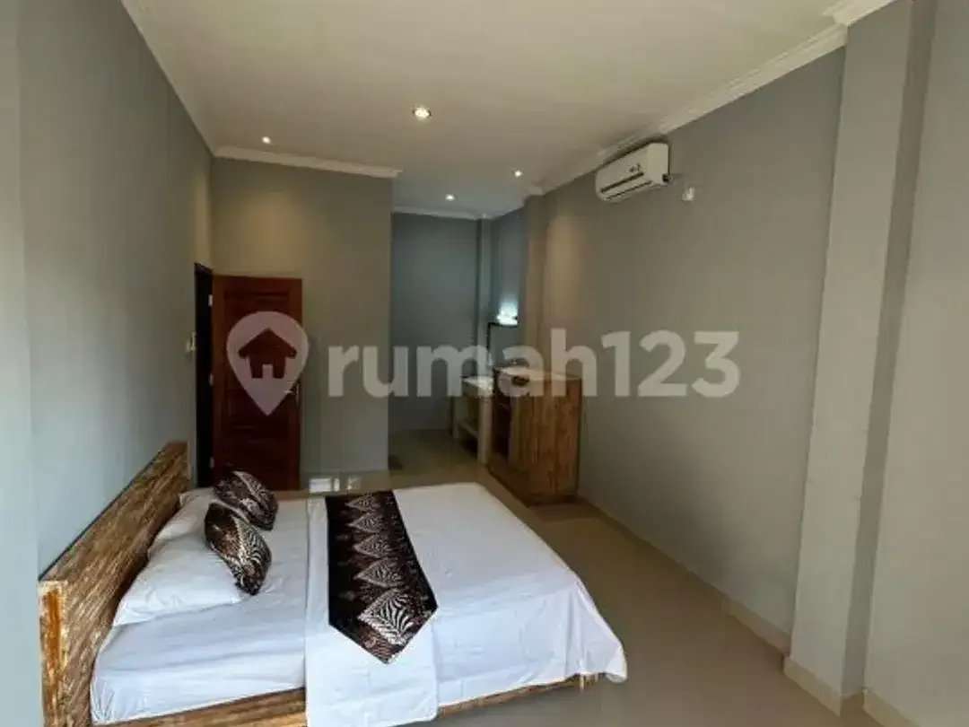 Rumah Estetik Style Klasik Perpaduan dengan Interior Modern - Image 2 of 5