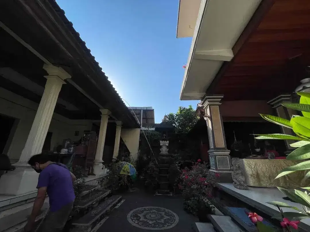 Dijual Cepat Rumah Lantai 2 Style Bali & Sangat Dekat dengan Jalan Induk Gunung Agung Denpasar Barat - Image 6 of 8