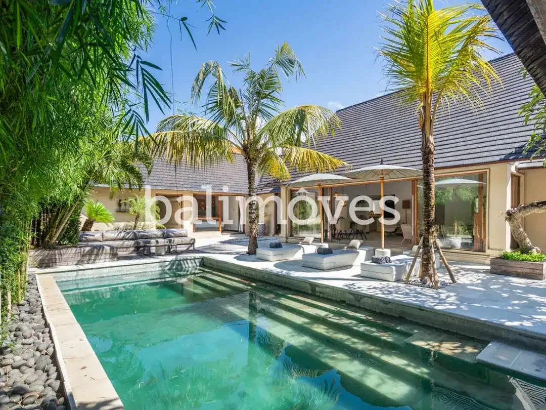Villa Cantik dan Cerah Di Atas Tanah 500m2 Di Tepi Pantai Sanur - Image 1 of 10