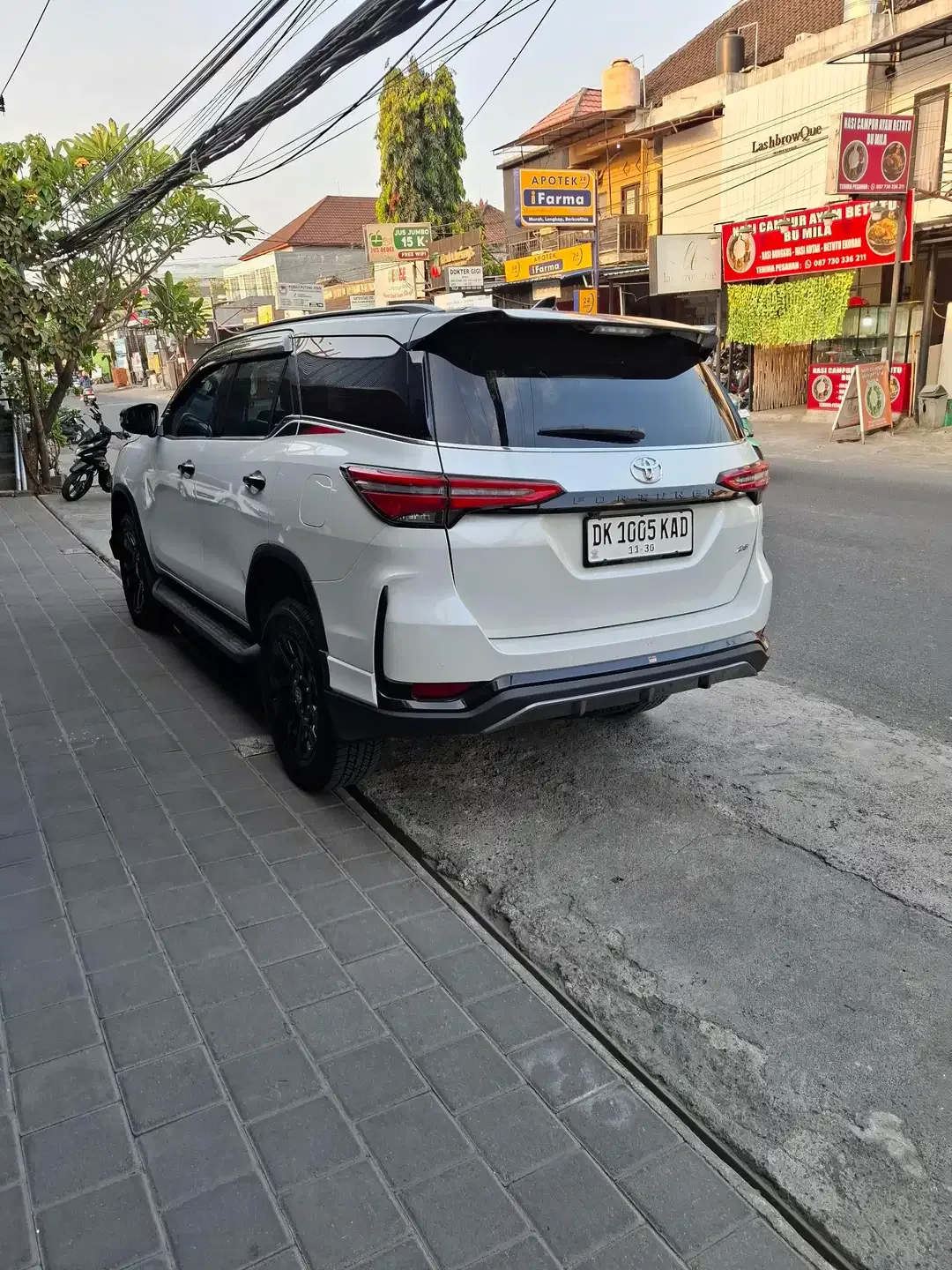 TOYOTA  FORTUNER  VRZ LEGENDER TSS TWO TONE - Image 4 of 9