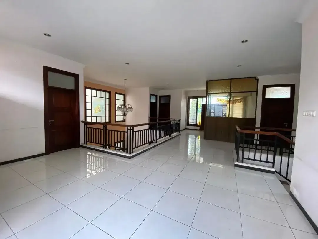 Rumah 2 Lantai 8 Kamar Tidur di Jalan Gatot Subroto Tengah - Image 3 of 3