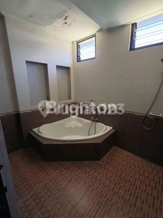 Rumah Luas Cocok untuk Sekolah Kantor Tempat Kursus Gudang dan Lain Lain Tanah Luas Parkiran Besar Rumah di Gianyar, Gianyar - Image 4 of 4