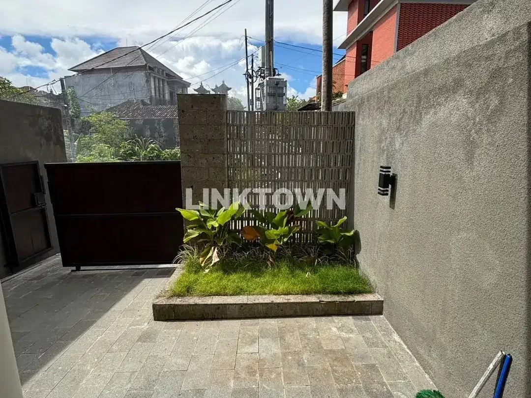 Dijual rumah modern tropis siap huni lokasi sangat strategis terletak di Jalan Saridana, Denpasar - Image 2 of 9