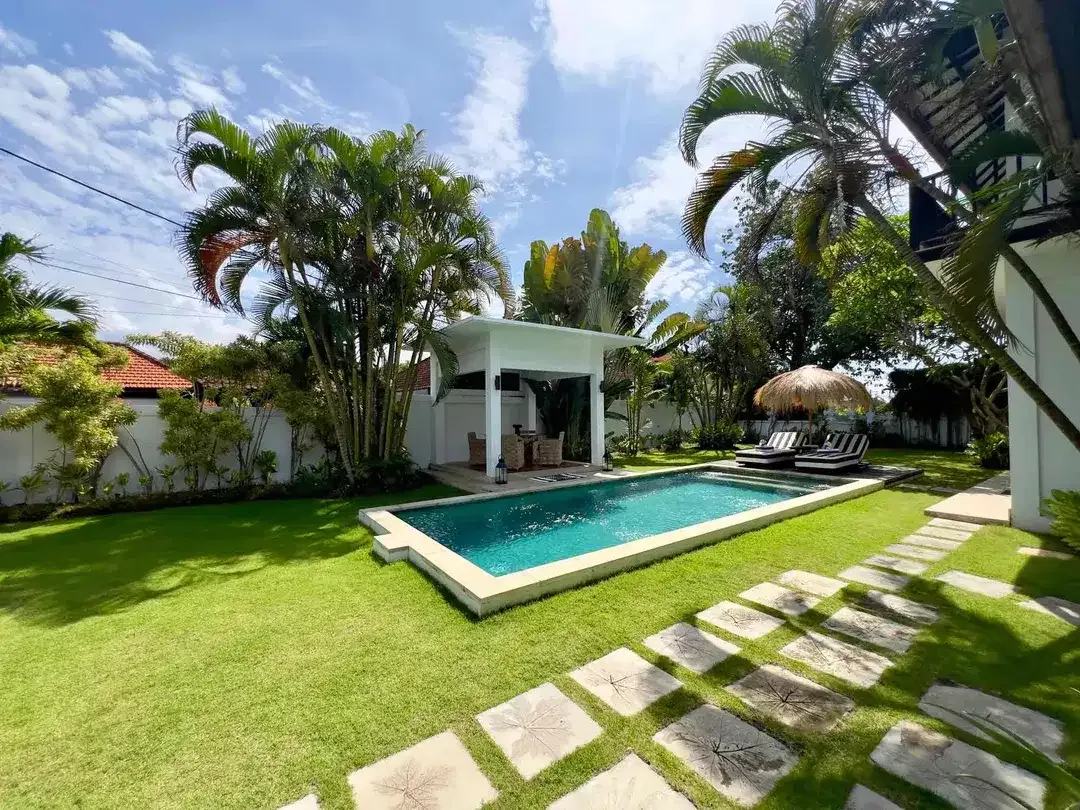 4 BEDROOMS LUXURY TROPICAL STYLE JUST 1,4 Km WALKING DISTANCE TO BATU BOLONG BEACH - CANGGU - Image 5 of 10