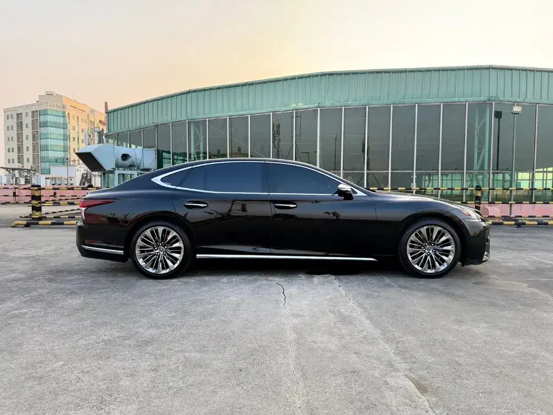 Lexus LS 500 H sedan super mewah - Image 3 of 6