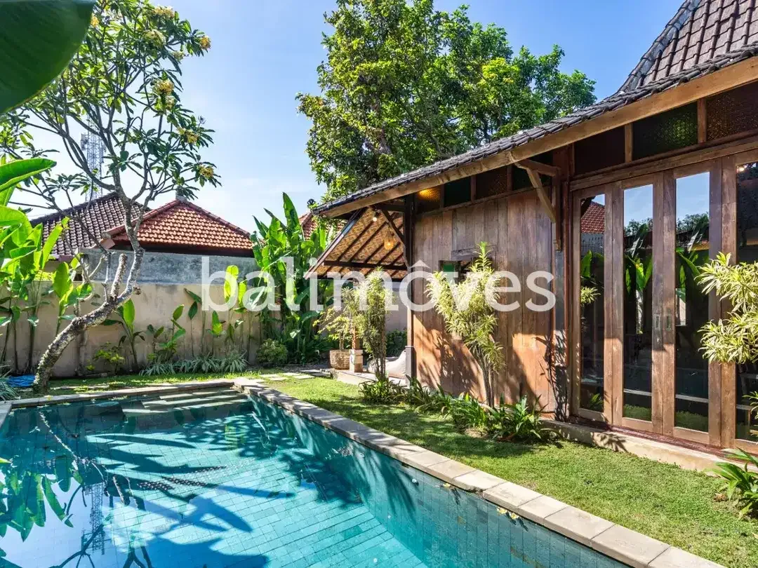 Vila Elegan Bergaya Joglo dengan Tiga Kamar Tidur di Tepi Pantai Sanur - Image 3 of 10