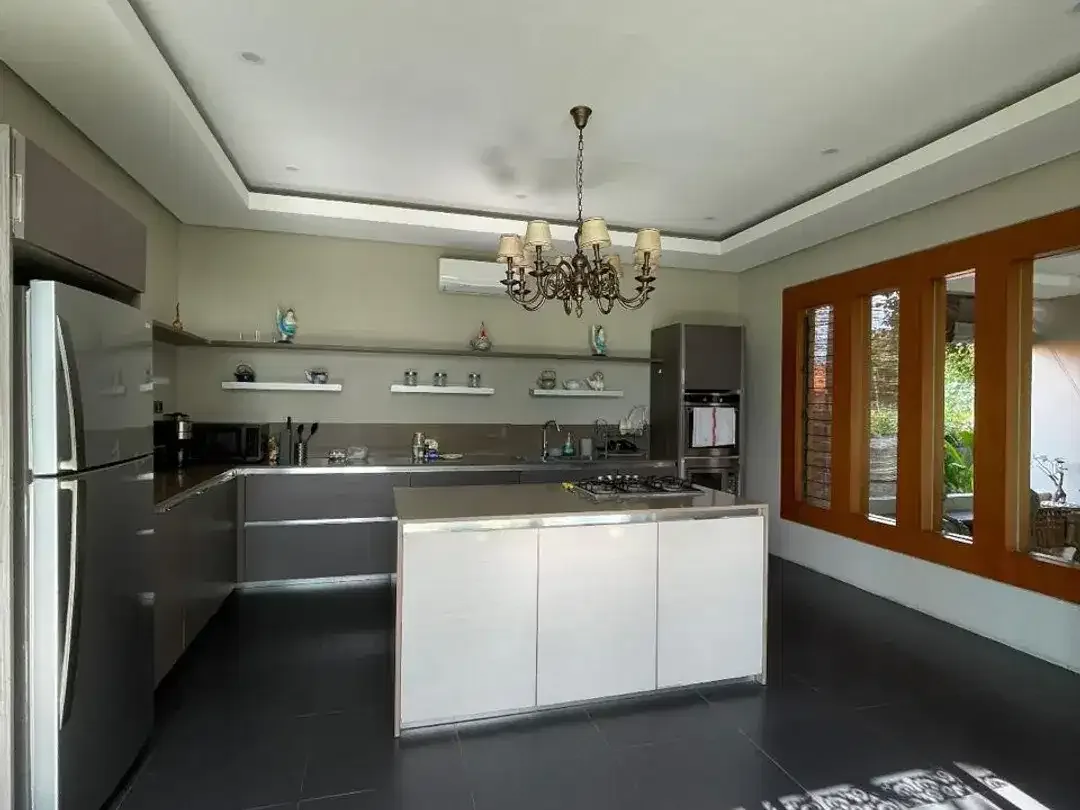 FOR RENT VILLA BIG GARDEN BIG POOL GOOD LOCATION NEAR BEACH DI CANGGU - Image 8 of 10