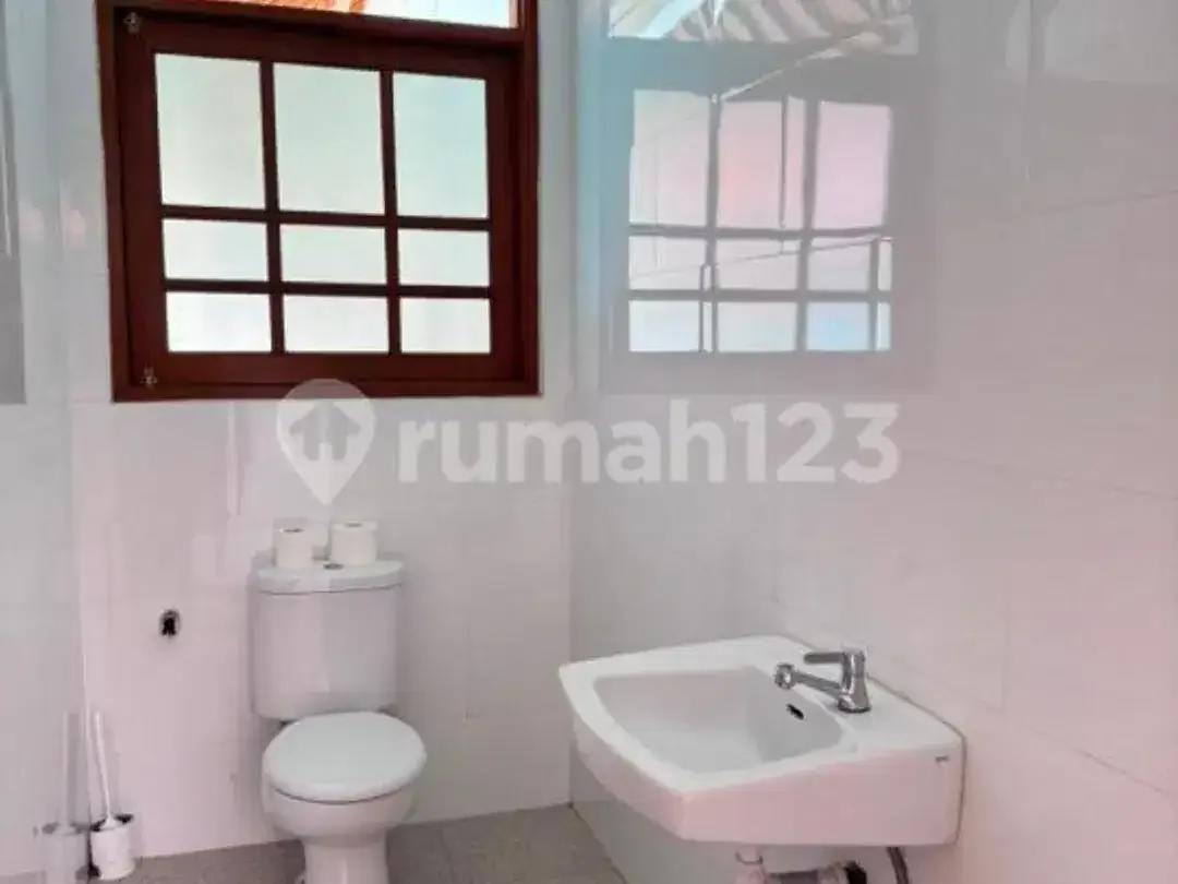 Spacious 5 Bedroom Villa For Rent In Sanur, Private Pool, 700 M² Land, Idr 450 Million/Year - Image 3 of 5