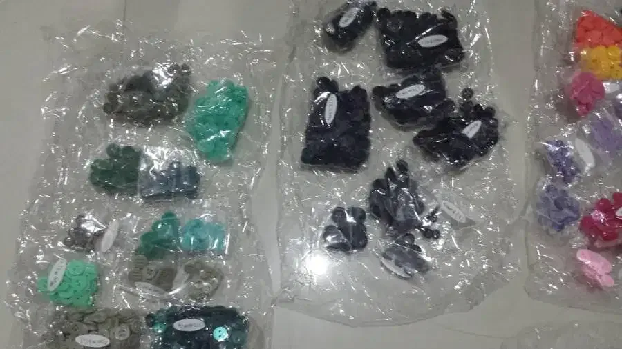 Kancing Bermacam ukuran dan warna - Image 2 of 5