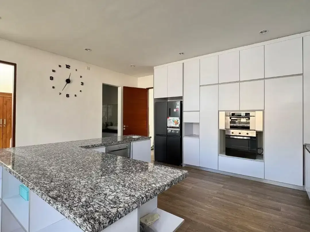 Dijual - Villa Bergaya Modern di Kerobokan Kelod, Furnished, Dekat Dari Daerah Seminyak dan Canggu - Image 6 of 10