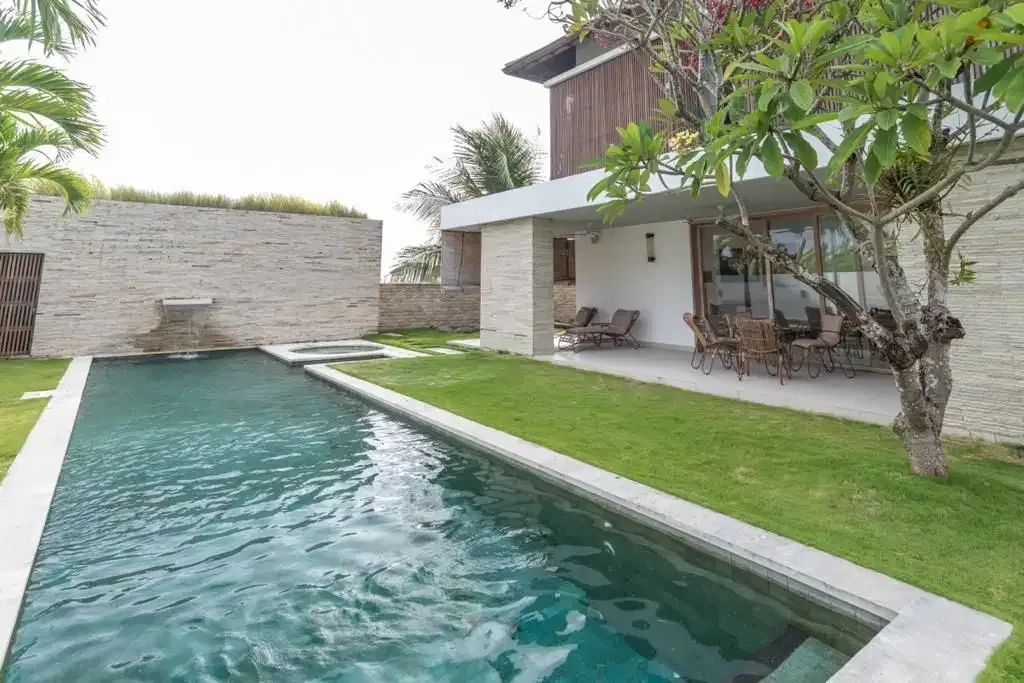 LUXURY PRIVATE VILLA STRATEGIC NEAR BEACH CEMAGI - Image 6 of 10