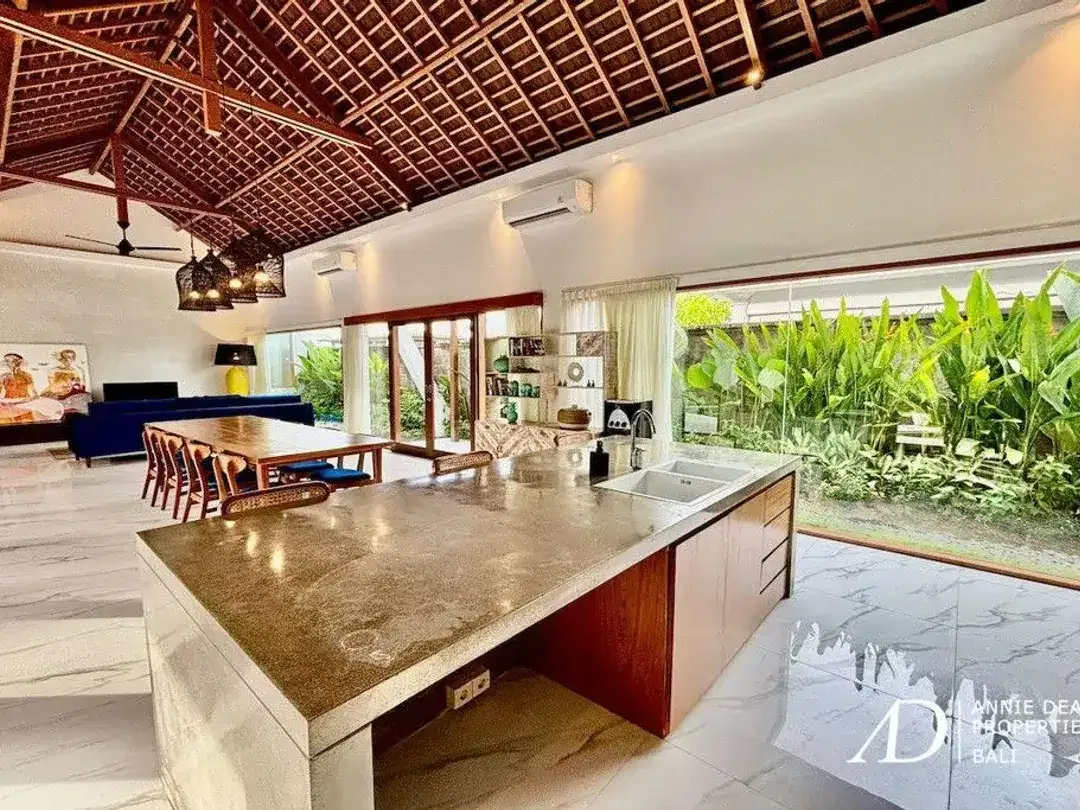 FREEHOLD | SINGLE-LEVEL TROPICAL VILLA WITH PRIVATE POOL - Image 7 of 10