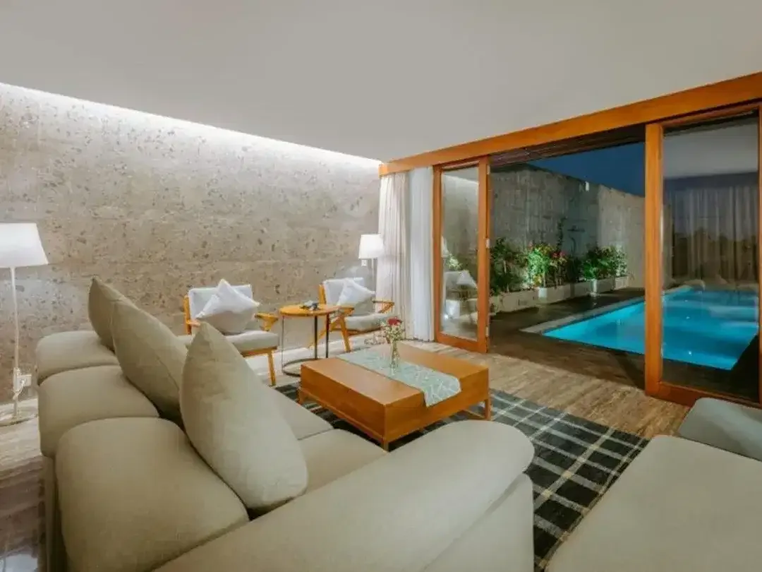 FREEHOLD THREE-LEVEL FOUR BEDROOM VILLA IN BERAWA - Image 6 of 10