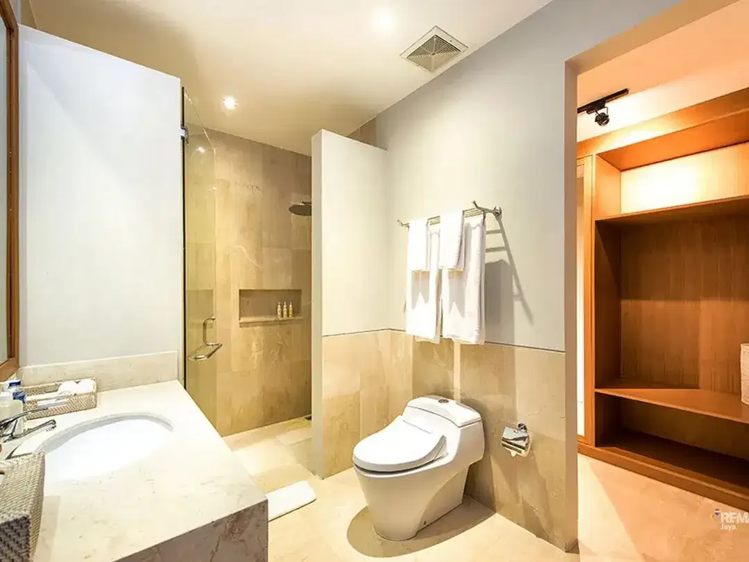 Villa with comfortable furniture for sale in Kuta Selatan. - Image 4 of 10