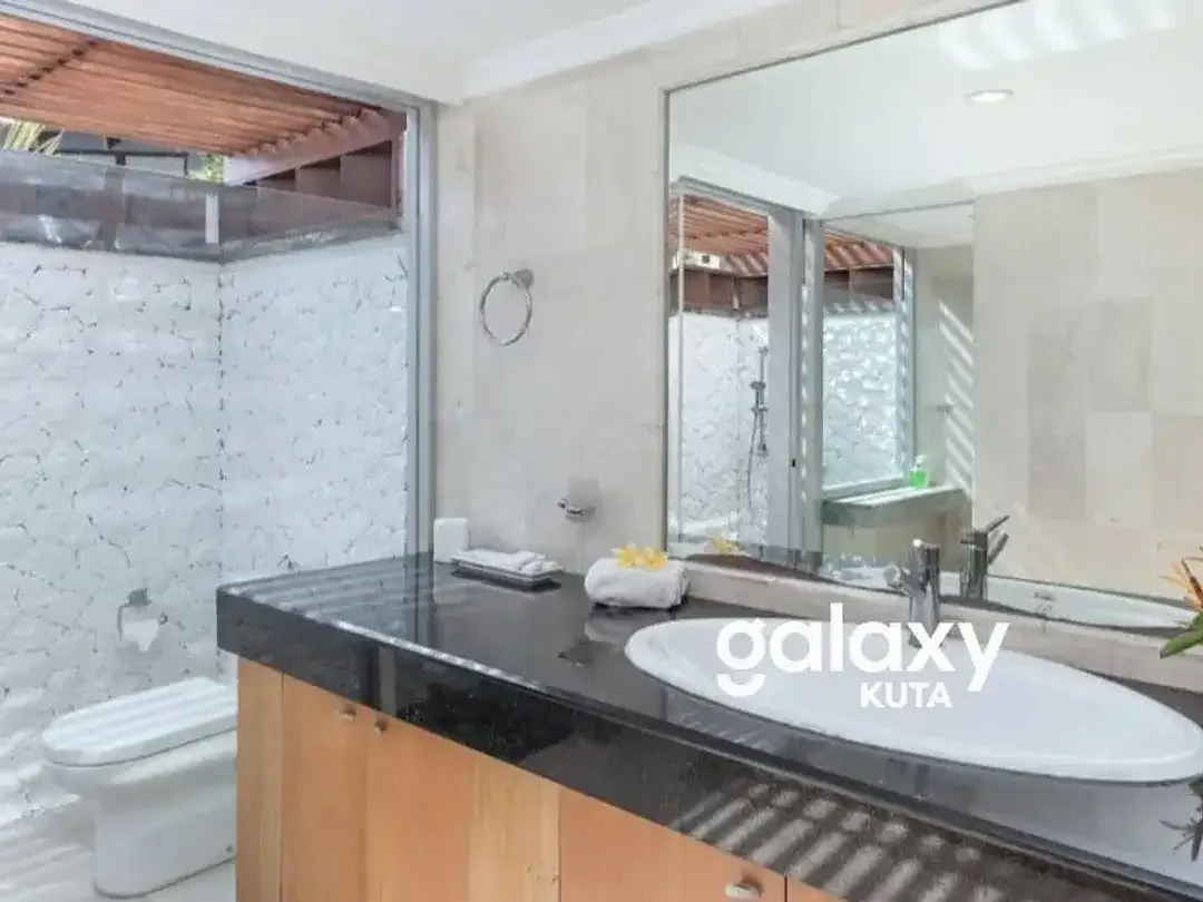 FOR SALE BOUTIQUE HOTEL WITH BAY VIEW IN NUANSA KORI JIMBARAN - Image 5 of 6