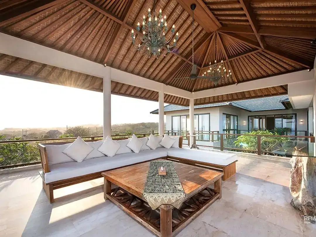 Villa with comfortable furniture for sale in Kuta Selatan. - Image 10 of 10